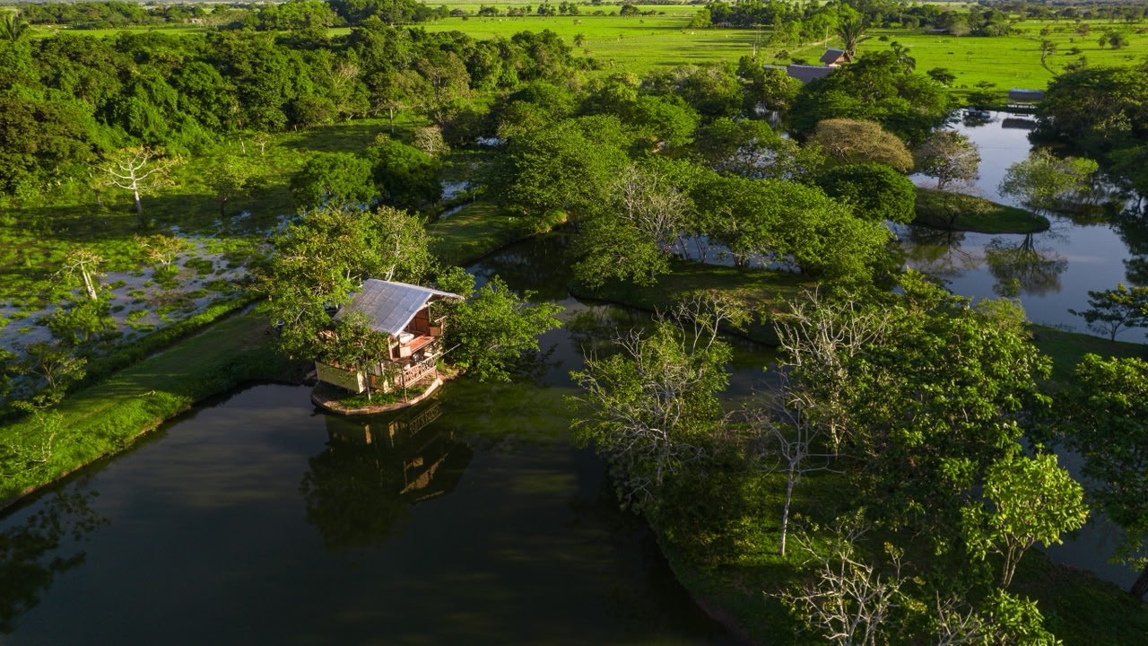 Vista aérea de Wisirare Lodge en los humedales