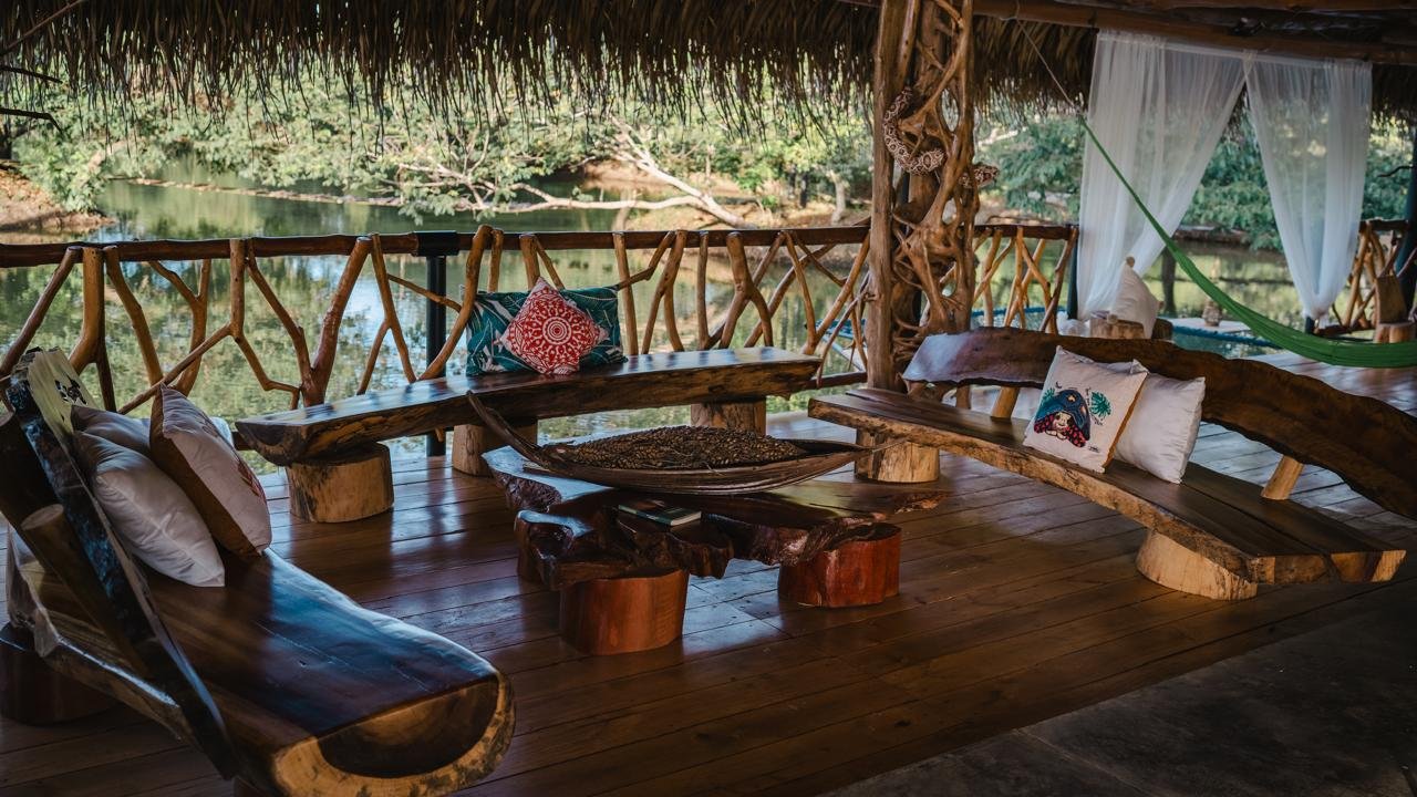 Terraza de la Cabaña Matapalos con vista al río